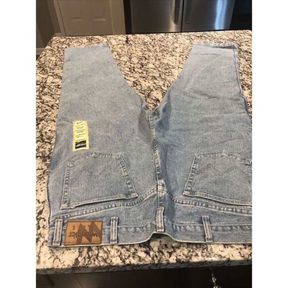 New Wrangler Blues Mens 38X30 Blue Straight Leg Relaxed Fit Cotton Light Wash - Picture 5 of 10